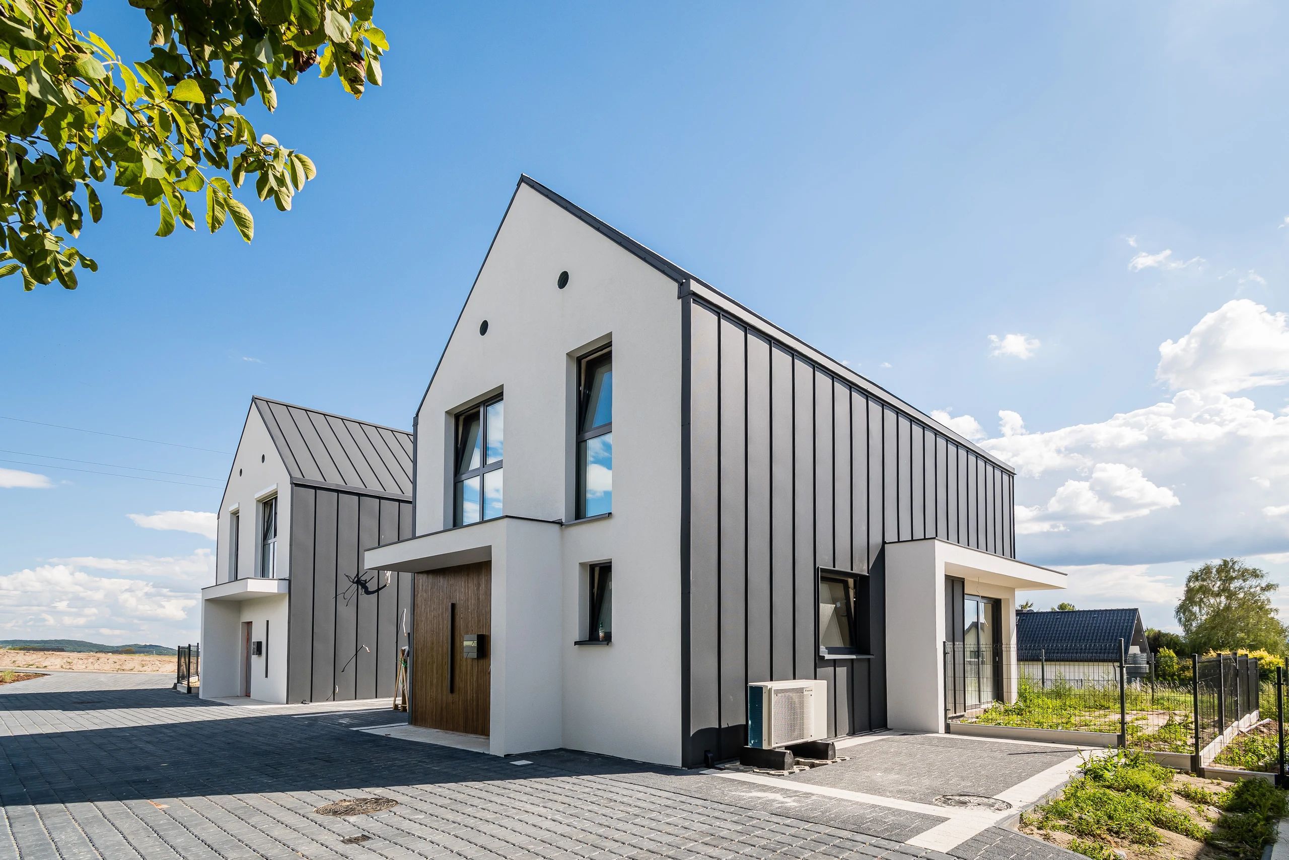 Elewacja domu Mników View z podjazdem i wejściem